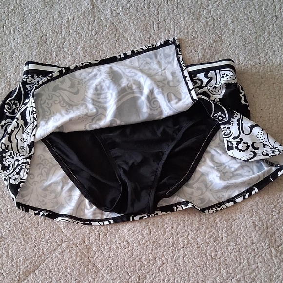 24th & Ocean Black and White Swim Skirt - Picture 3 of 4